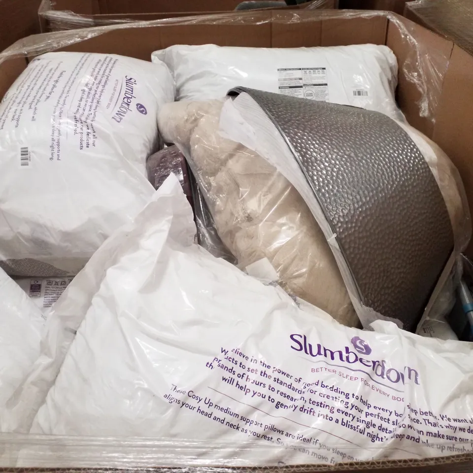 PALLET CONTAINING APPROXIMATELY 32 PRODUCTS INCLUDING PILLOWS, MATTRESS TOPPER & SCOVILLE COOKWARE SET