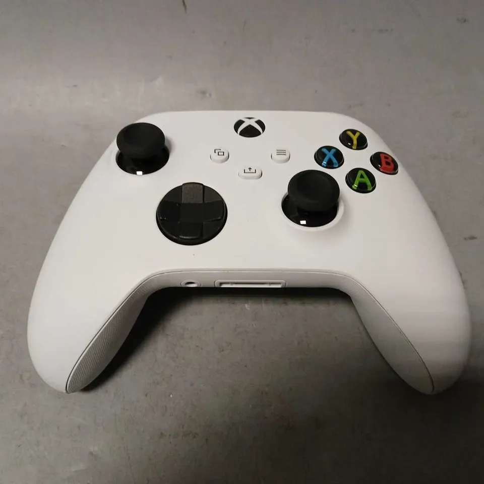 XBOX X CONTROLLER IN WHITE