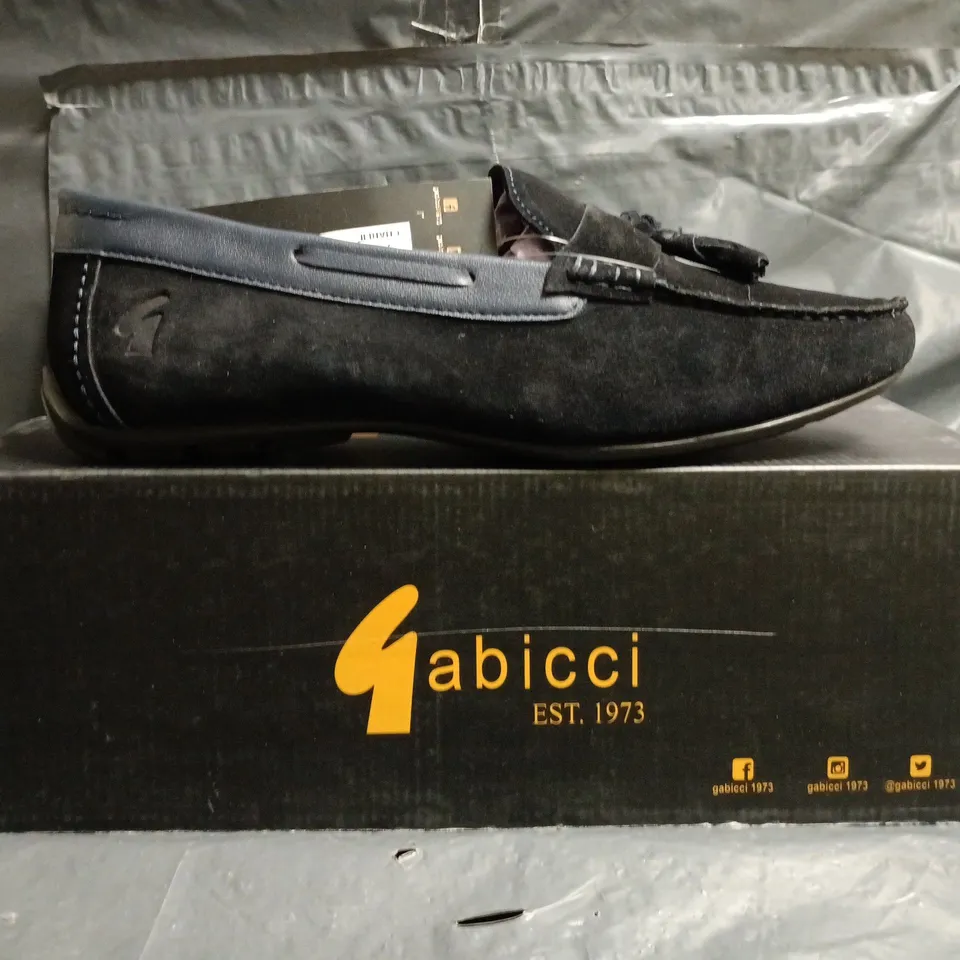BOXED PAIR OF GABICCI LOAFERS INNAVY SIZE 9