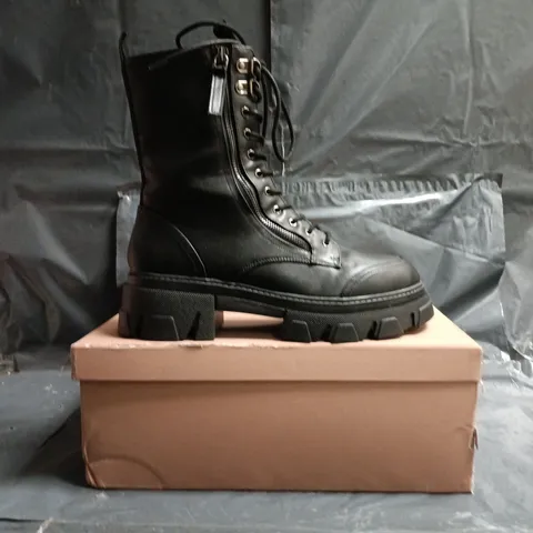 BOXED PAIR OF CARVELA CHUNKY ANKLE BOOTS IN BLACK SIZE EU 39