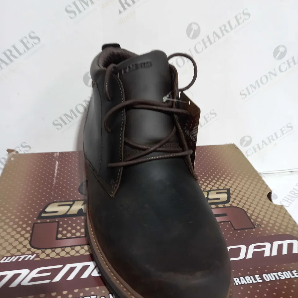 BOXED SKECHERS MEN'S WENSON OSTENO LEATHER MID TOP LACE UP BOOTS, CHOCOLATE - SIZE 11 