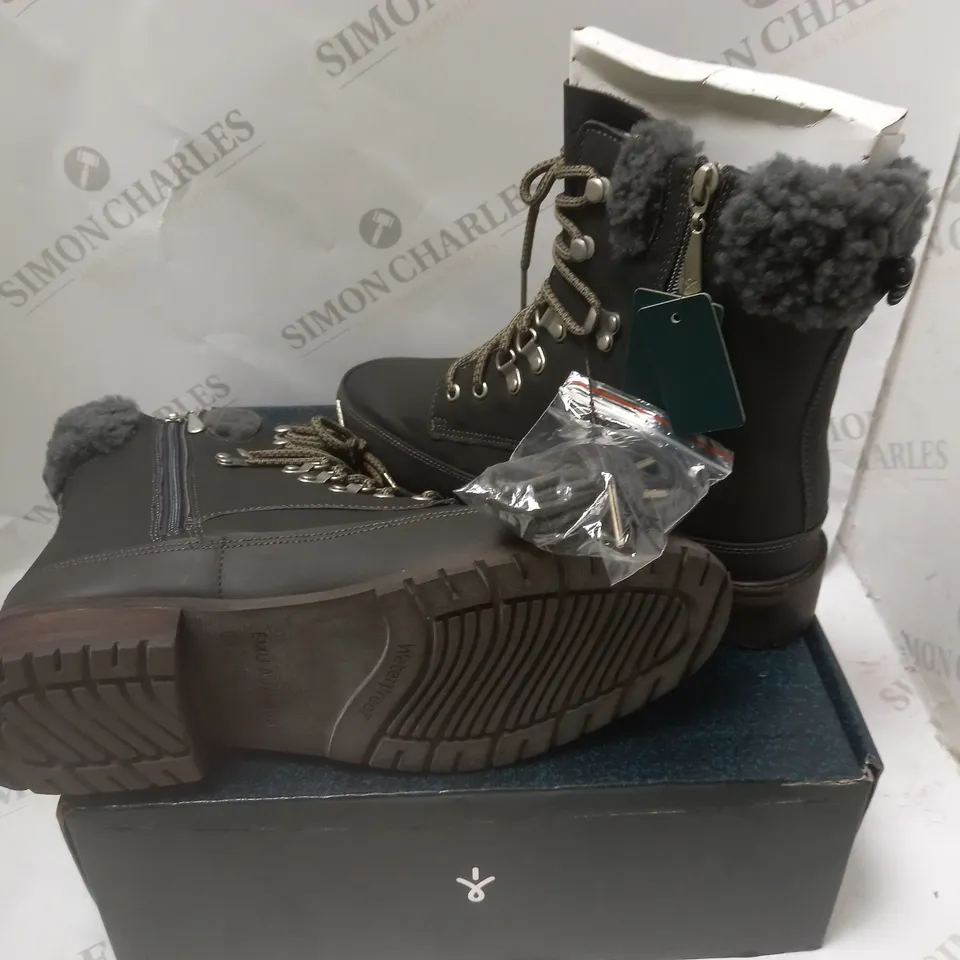 BOXED OKAB DARK GREY WATERPROOF BOOTS - SIZE 11