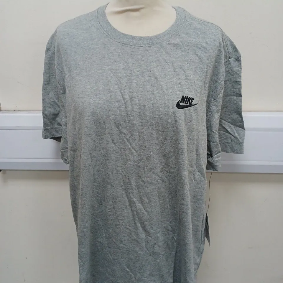 NIKE CLUB T-SHIRT IN GREY SIZE XL