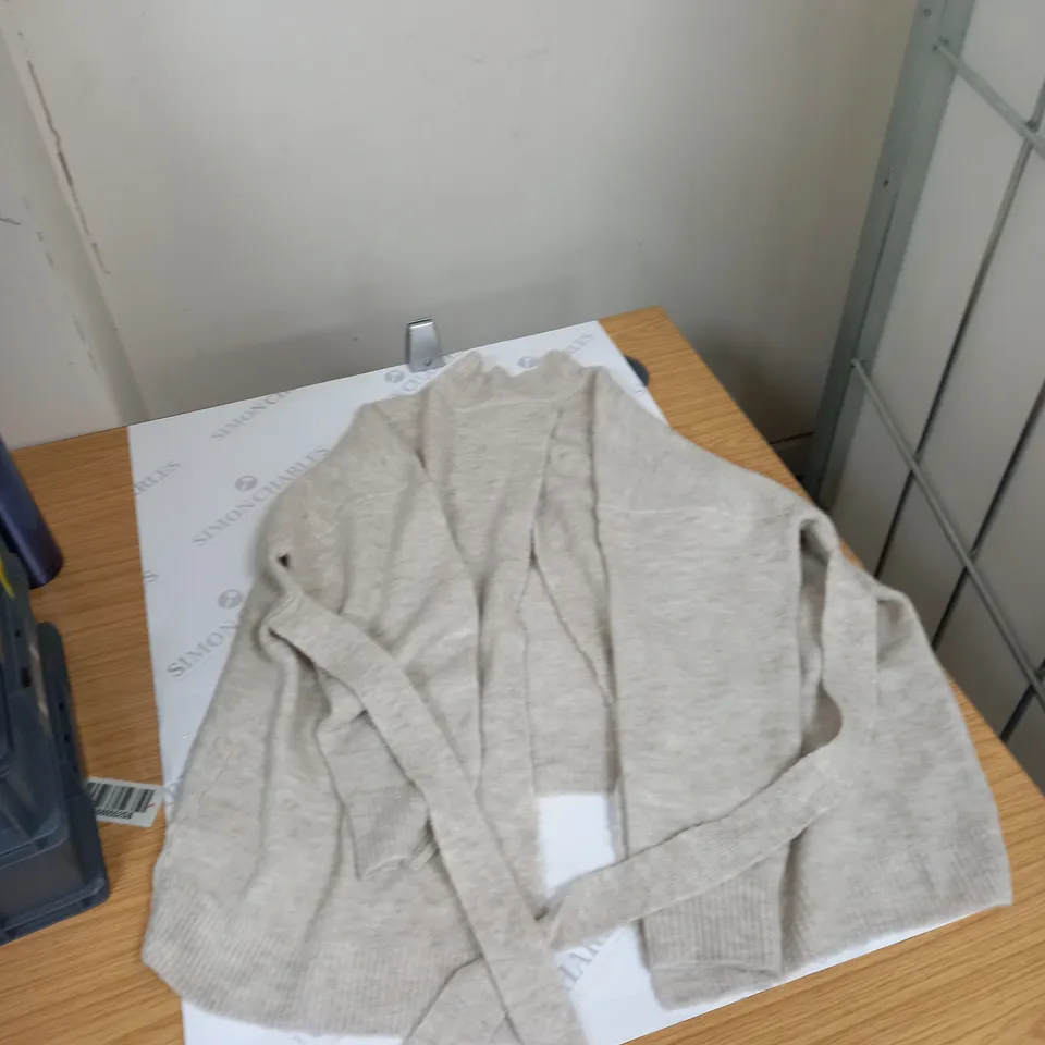 BOX OF ASSORTED CLOTHING ITEMS TO INCLUDE PANTS, TOPS, DRESSES ETC 