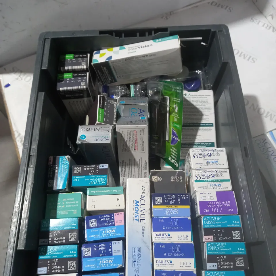 BOX OF APPROXINATELY 40 ASSORTED CONTACT LENSES AND EYE TREATMENT TO INCLUDE EASY VISION, AIR OPTIX AND EYE EXPERT