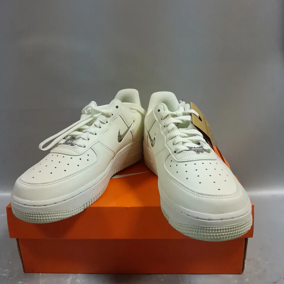 BOXED PAIR OF NIKE W AIR FORCE 1 TRAINERS IN WHITE - 5