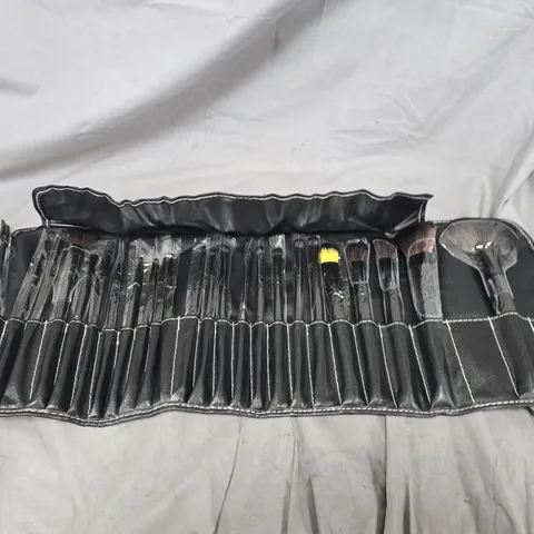 APPROX 30 MAKEUP BRUSH SET IN ROLL-UP CASE