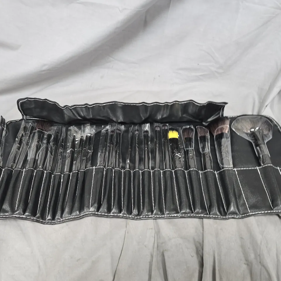 APPROX 30 MAKEUP BRUSH SET IN ROLL-UP CASE