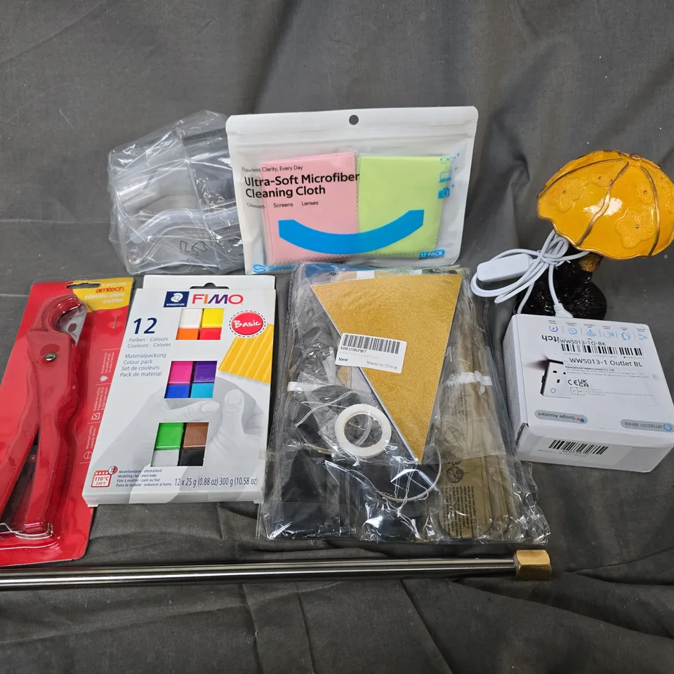 APPROXIMATELY 12 ASSORTED HOUSEHOLD ITEMS TO INCLUDE MICROFIBER, CLEANING CLOTH, PLASTIC PIPE CUTTER, BIRTHDAY PARTY DECOR, ETC