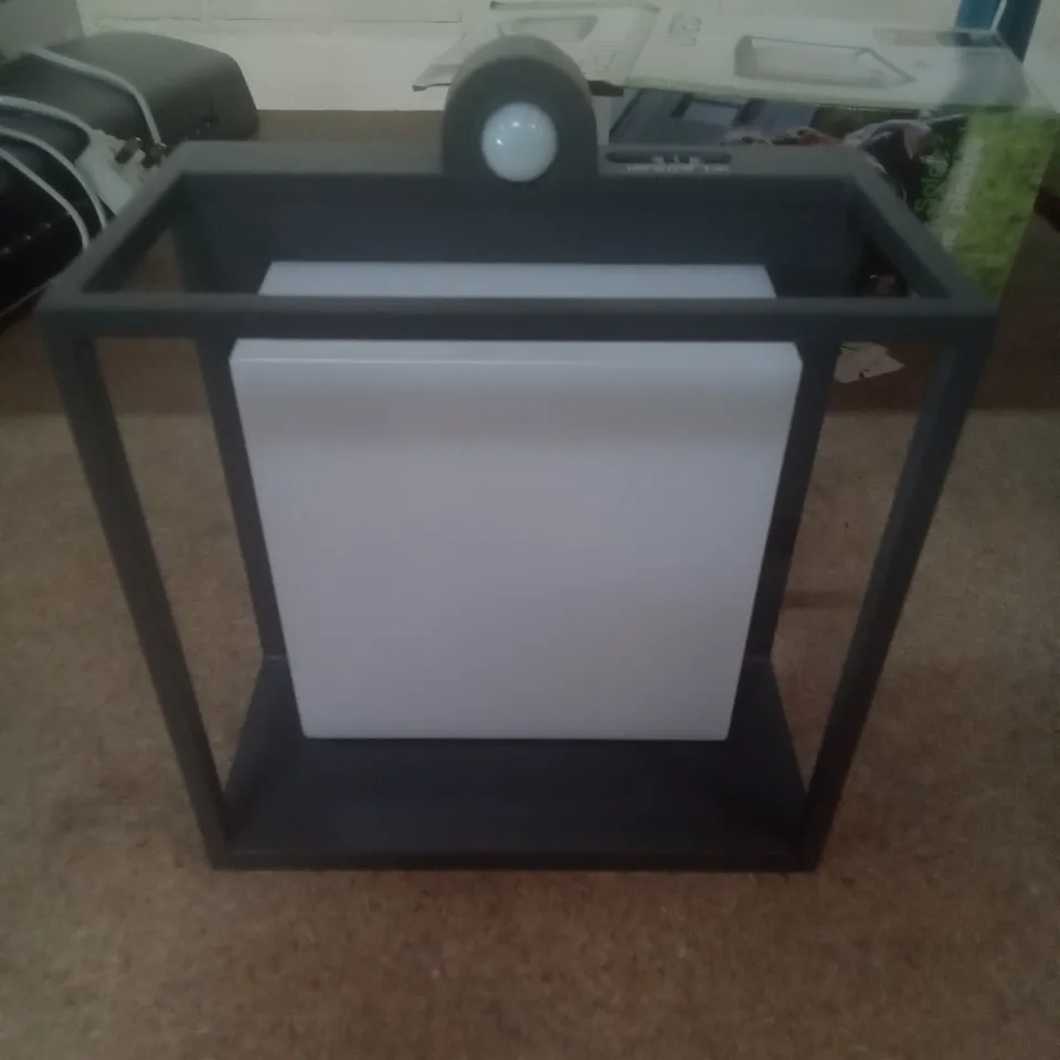 LED SOLAR WALL LIGHT WITH MOTION SENSOR