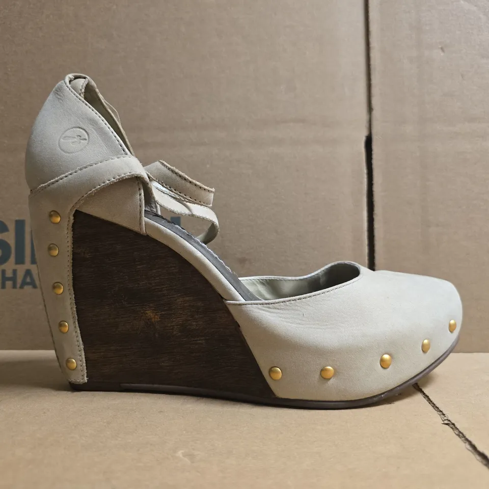 BOXED PAIR OF BRONX CLOSED TOE WEDGE HEELED SHOES IN LIGHT TAUPE/BROWN SIZE EU 37