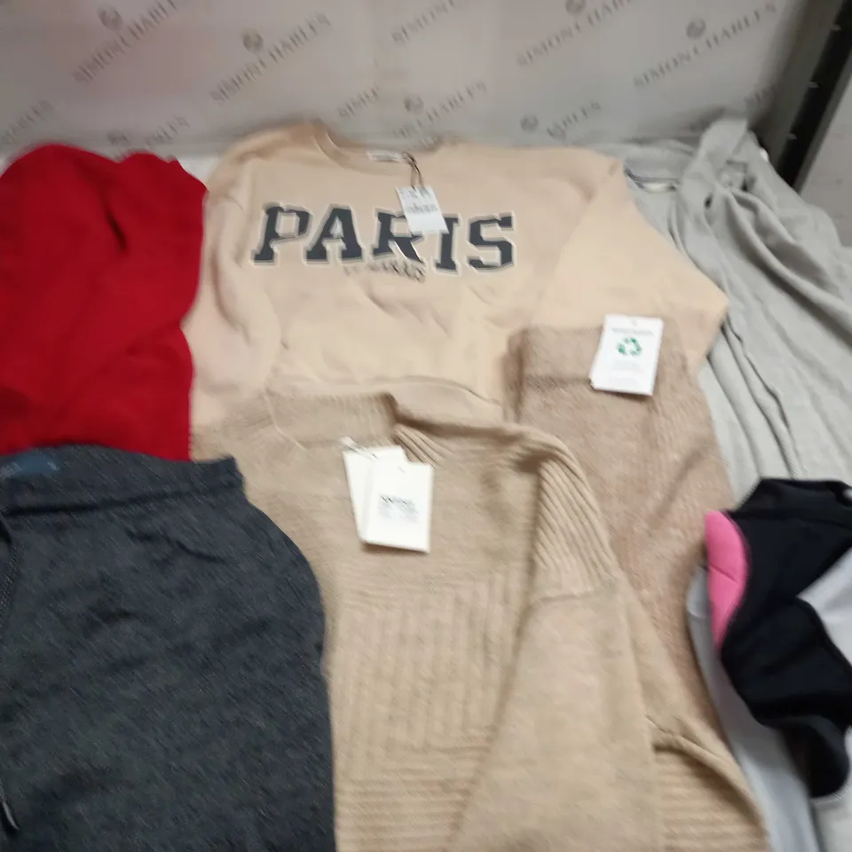 LARGE QUANTITY OF ASSORTED CLOTHING ITEMS TO INCLUDE ASTRADIVARIUS, M&S AND EASY