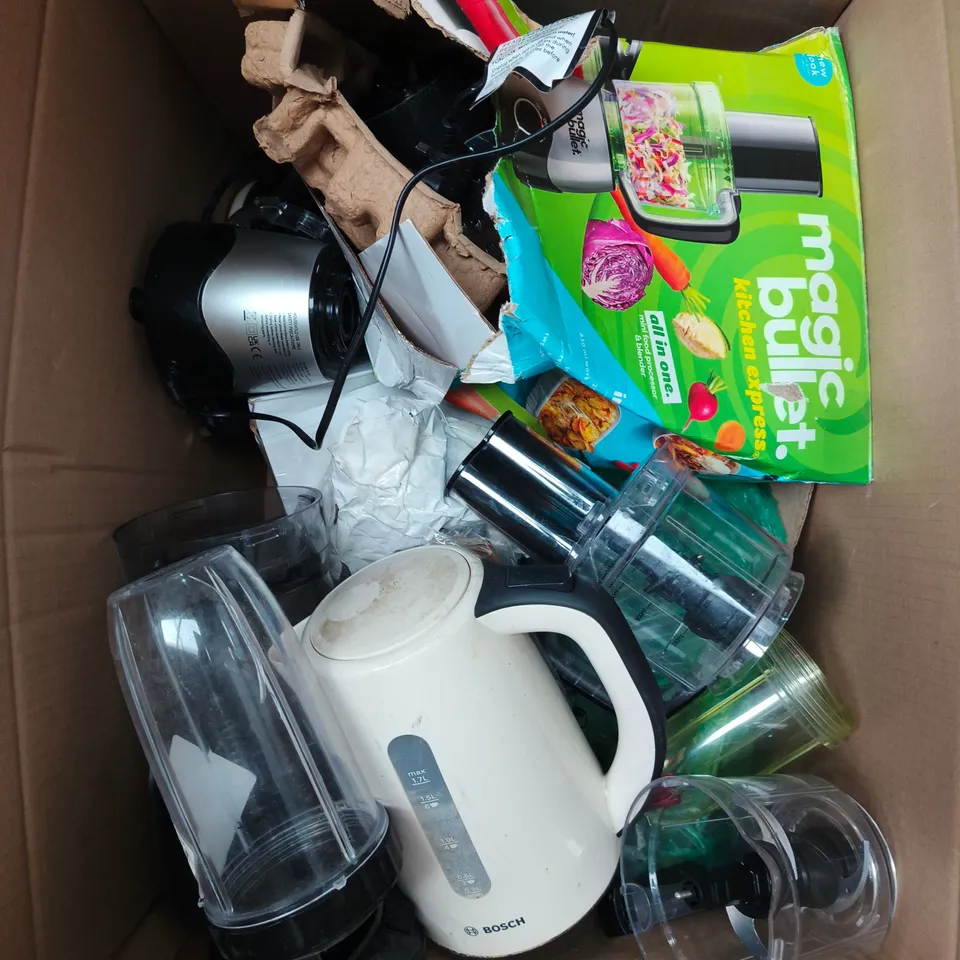APPROXIMATELY 10 ASSORTED KITCHEN APPLIENCES TO INCLUDE KETTLE, BLENDERS ETC