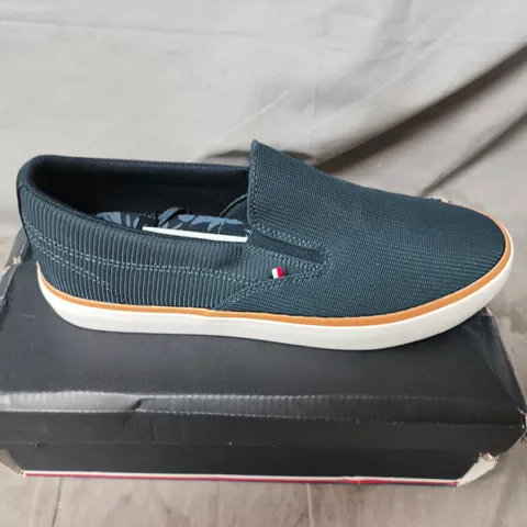 TOMMY HILFIGER SLIP-ON SNEAKERS – NAVY CANVAS, MEN’S UK SIZE 8