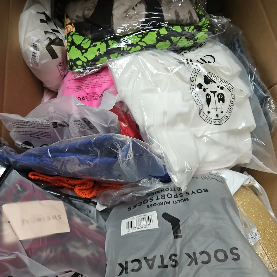 BOX OF APPROXIMATELY 20 ASSORTED CLOTHING ITEMS TO INCLUDE - DRESS, JEANS, SHORTS, ETC