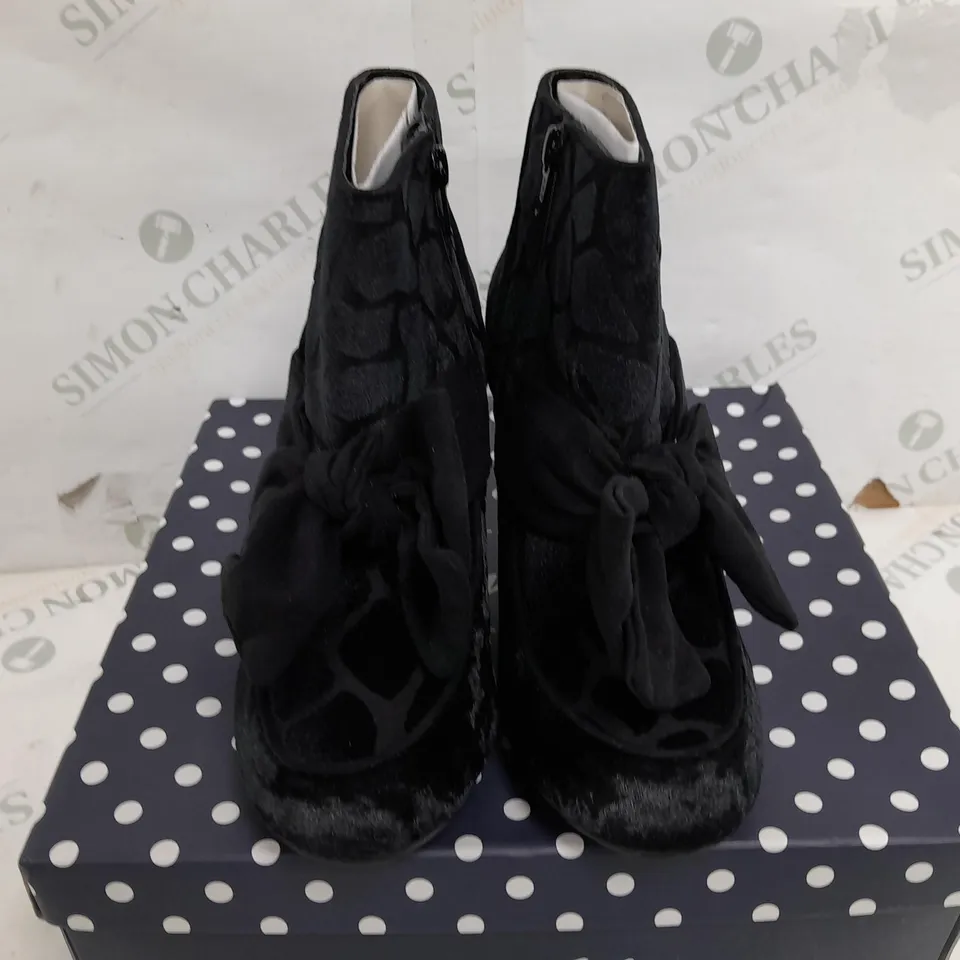 BOXED PAIR OF RUBY SHOO SEREN HEELS IN GIRAFFE BLACK - UK 5