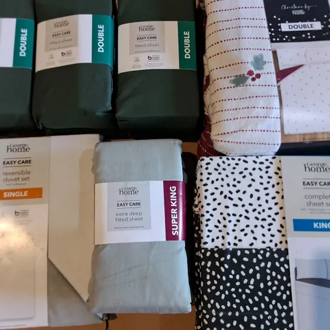 LOT OF APPROXIMATELY 19 ASSORTED HOME FABRIC ITEMS TO INCLUDE DUVET SETS, SHEETS AND TOWELS