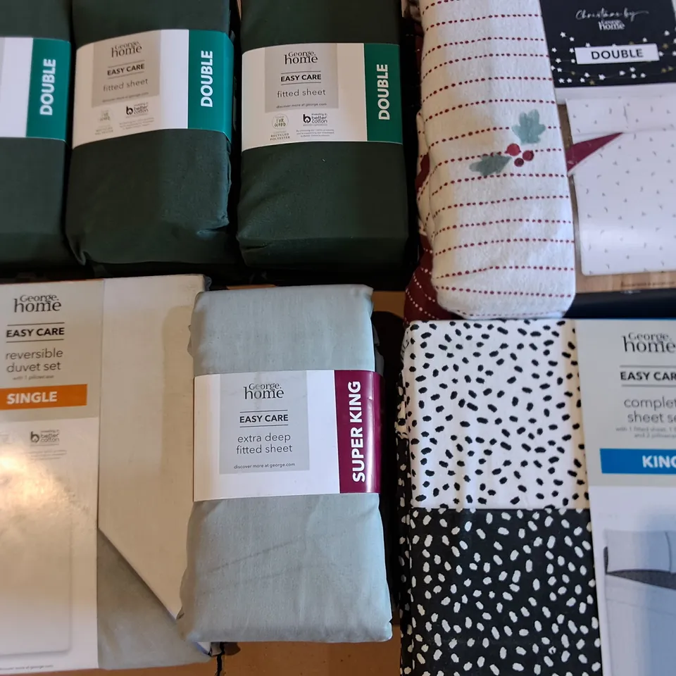 LOT OF APPROXIMATELY 19 ASSORTED BEDDING AND SOFT FURNISHING  ITEMS TO INCLUDE DUVET SETS, SHEETS AND TOWELS