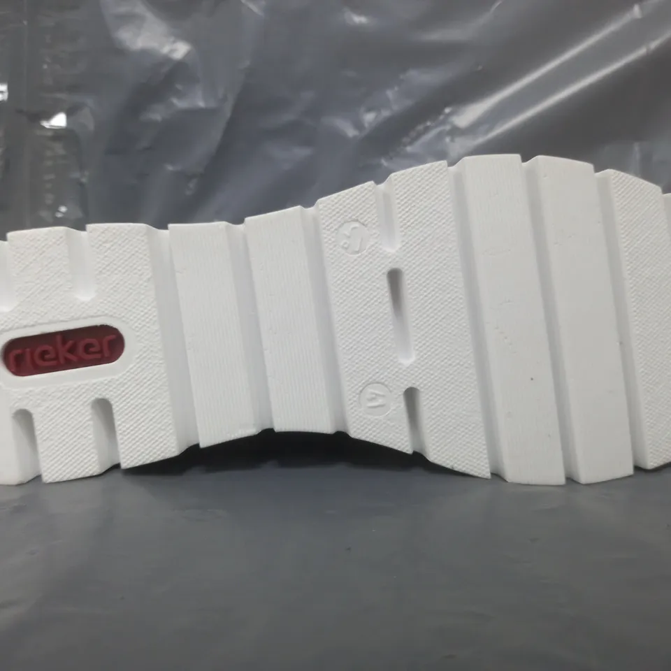 BOXED PAIR OF RIEKER TRAINERS IN WHITE LEATHER SIZE 7.5