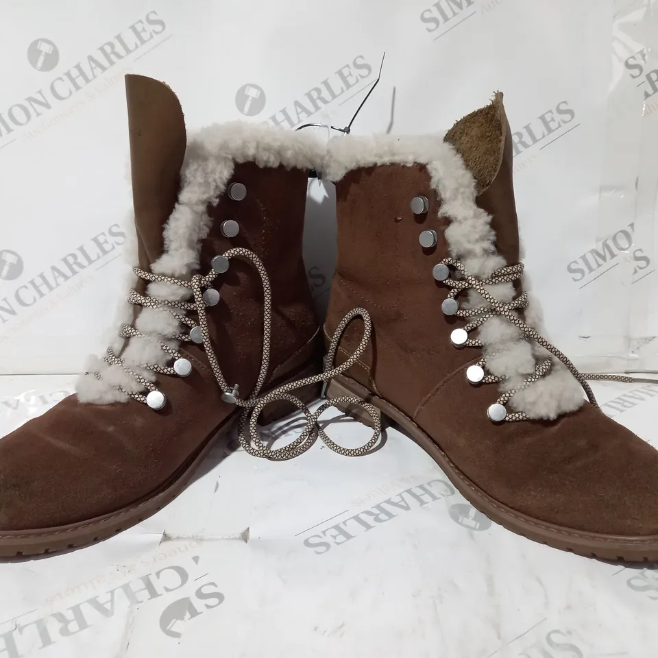 PAIR OF EMU AUSTRALIA EXPLORE BILLING BOOTS IN OAK SIZE 7