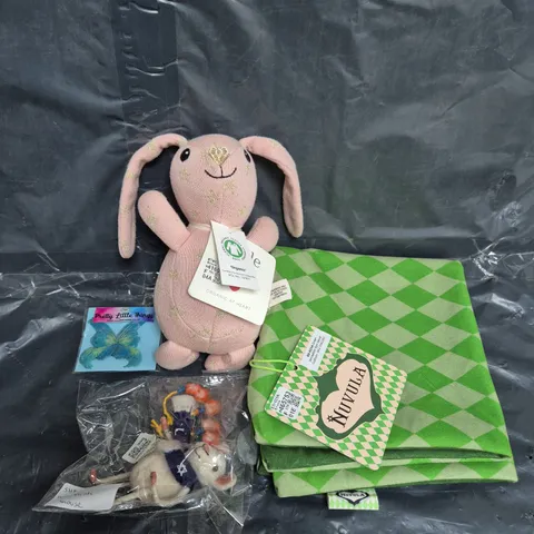 BOX OF ASSORTED ITEMS TO INCLUDE TEDDIES, PILLOW CASES AND DECORATIVE HANDMADE ART