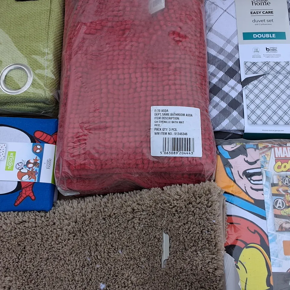 LOT OF ASSORTED HOME FABRIC ITEMS TO INCLUDE CURTAINS, BEDDING AND BATH MATS