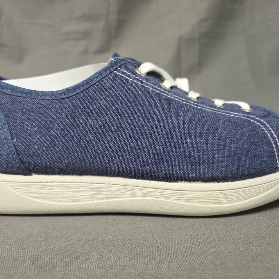 BOXED PAIR OF DB SHOES IN NAVY UK SIZE 5