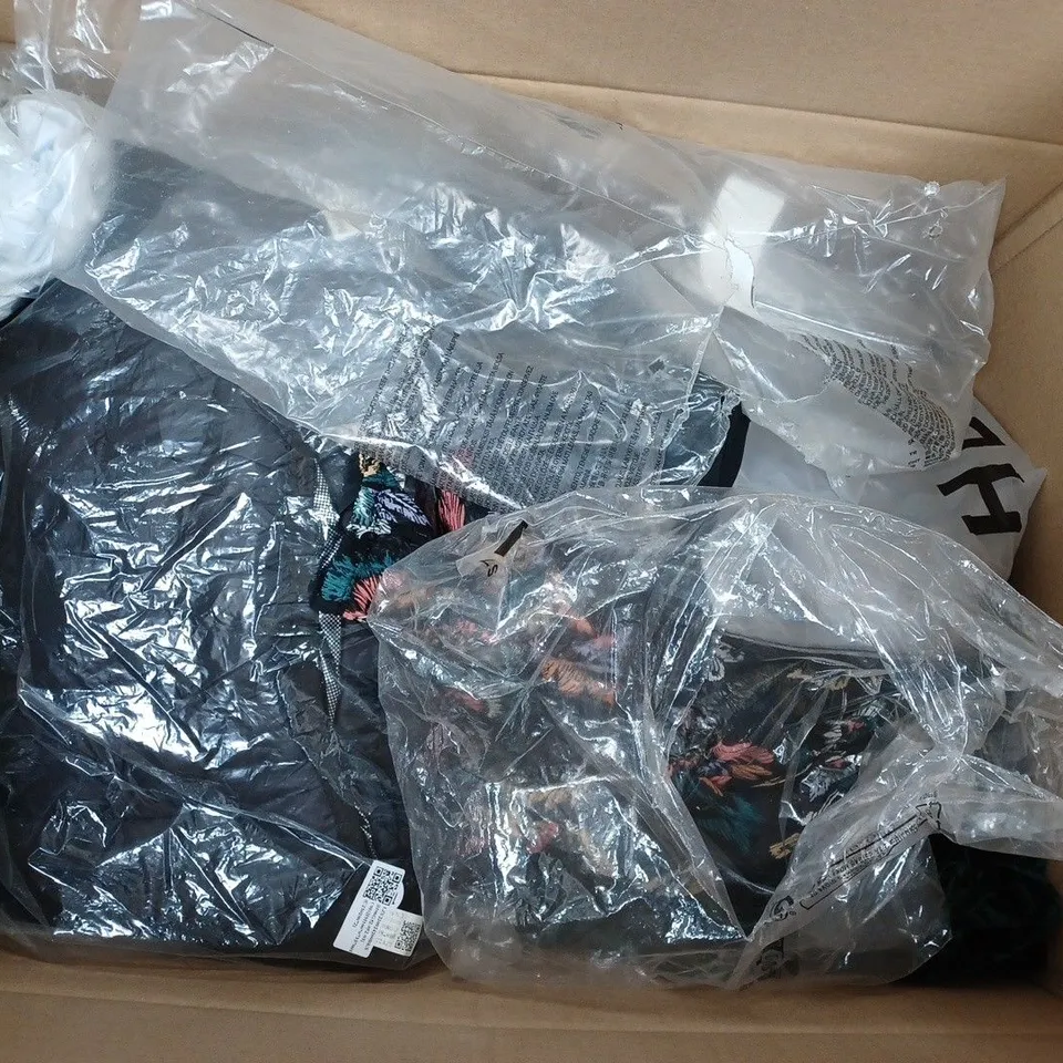 LARGE QUANTITY OF CLOTHING ITEMS TO INCLUDE DRESSES, SWEATERS, JEANS, T-SHIRTS, ETC