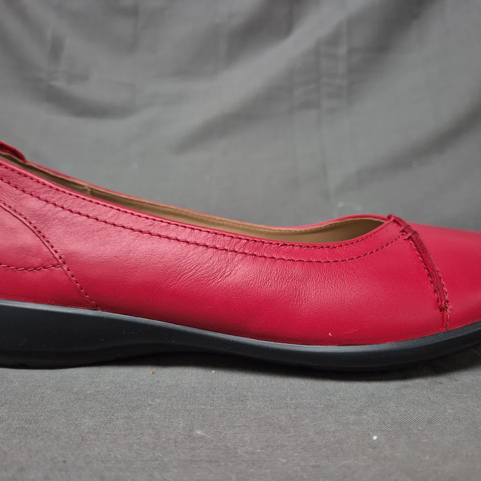 BOXED PAIR OF HOTTER ROBYN II WIDE SLIP-ON SHOES IN RED UK SIZE 6