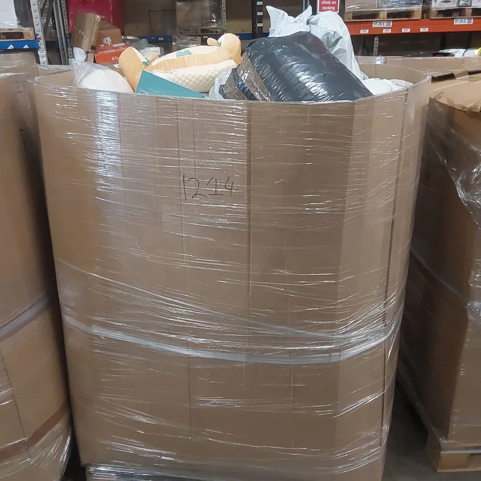 PALLET TO CONTAIN A LARGE ASSORTMENT OF PILLOWS AND CUSHIONS // BRANDS MAY VARY