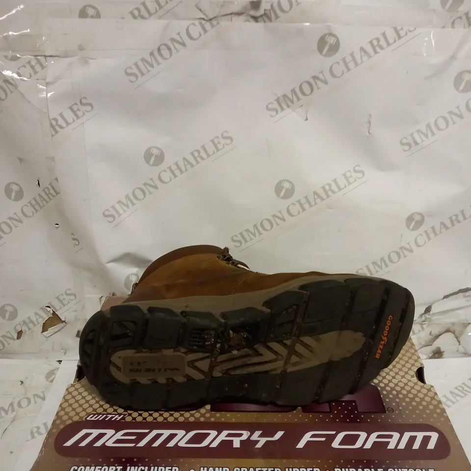 SKETCHERS MENS LACE UP BOOT - SIZE 9