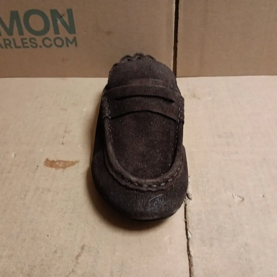 BOXED PAIR OF BDG SLAT SLIP-ON LOAFERS IN BROWN SIZE 6