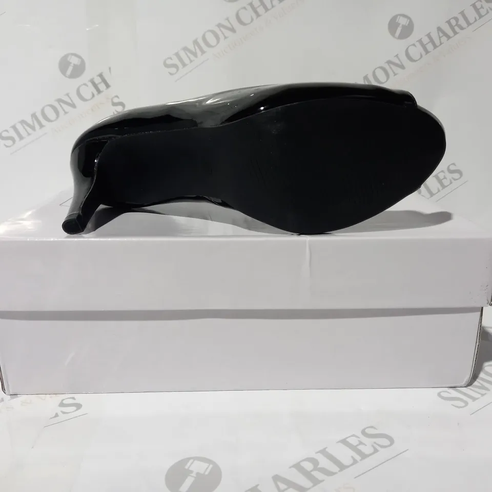 BOXED PAIR OF DESIGNER OPEN TOE HIGH HEELS IN BLACK EU SIZE 39