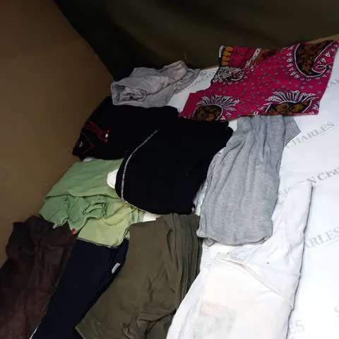 LOT OF APPROX 10 ASSORTED CLOTHING ITEMS IN VARIOUS SIZES