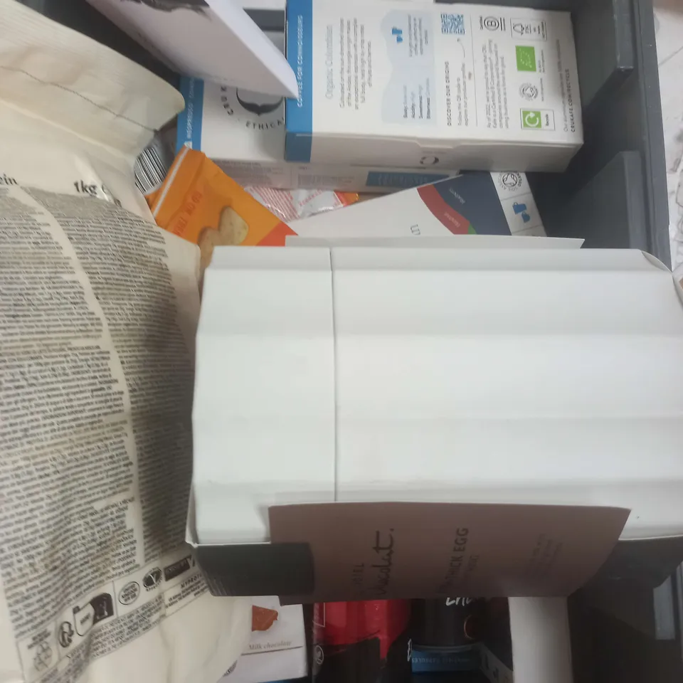 BOX OF APPROXIMATELY 10 ASSORTED ITEMS TO INCLUDE WHEY PROTEIN HARAMI ENERGY, HOTEL CHOCOLAT ETC