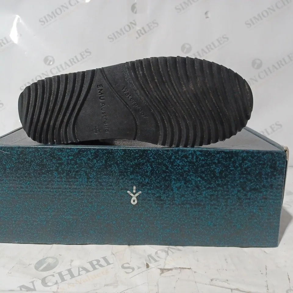 BOXED PAIR OF EMU AUSTRAILIA ELECTRA BLACK BOOTS - SIZE 6