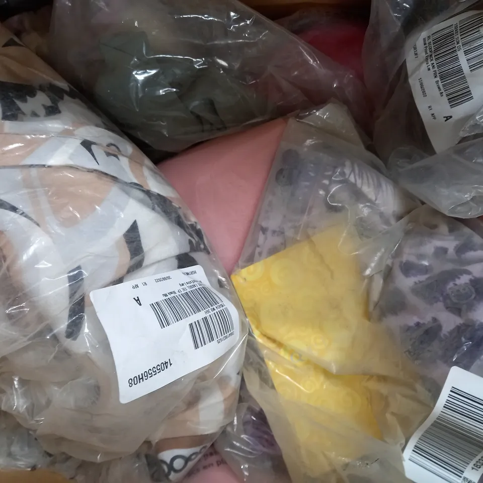 BOX OF APPROXIMATELY 15 ASSORTED CLOTHING AND FASHION ITEMS OF VARIOUS COLOURS AND STYLES TO INCLUDE JOE BROWNS, NINA LEONARD, D & CO, ETC