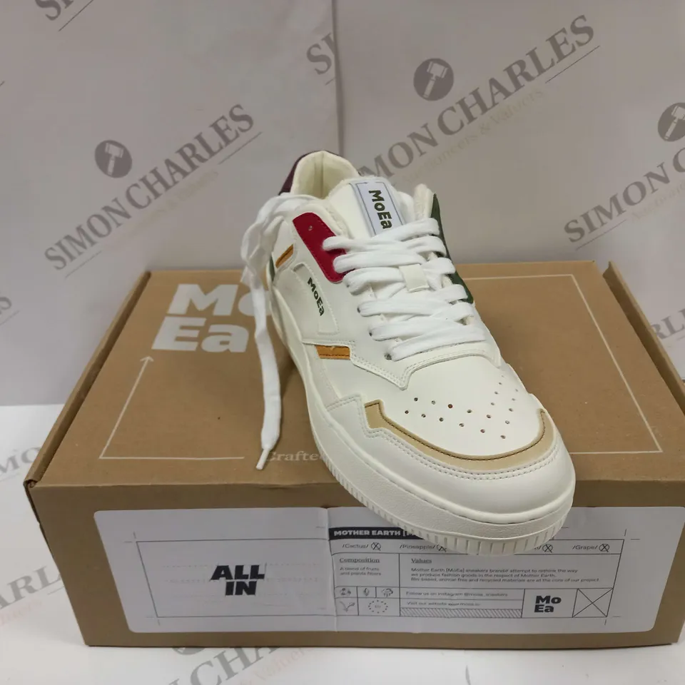 BOXED PAIR OF MoEa SNEAKERS UK SIZE 4 