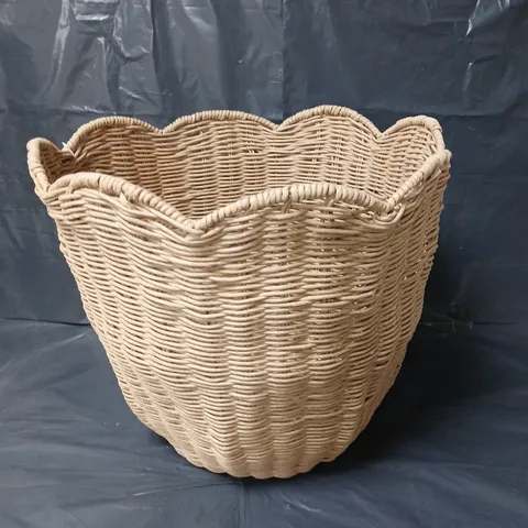 SCALLOP ROUND BASKET IN BEIGE