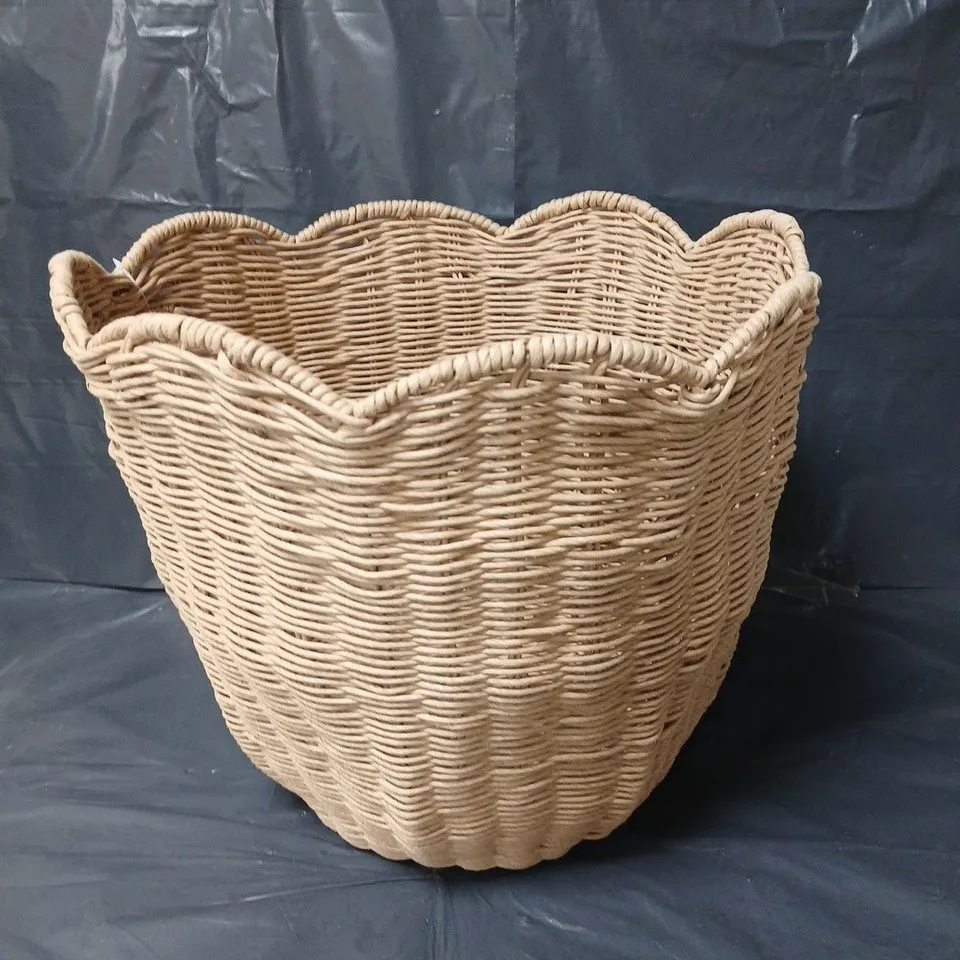 SCALLOP ROUND BASKET IN BEIGE