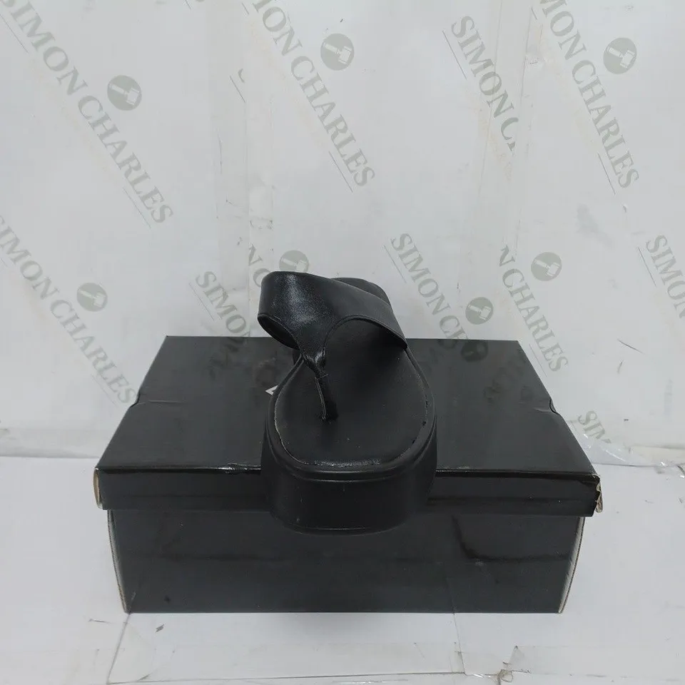 KOI FOOTWEAR LADIES BLACK CHUNKY SLIDERS SIZE 5