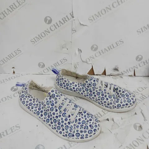 BOXED PAIR OF VIONIC VEN PISMO MARSHMELLO SIZE 6 