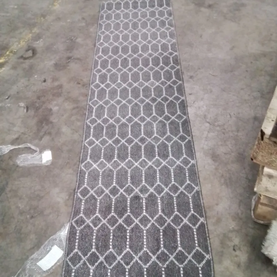 QUALITY DESIGNER AREA RUG - APPROXIMATELY 230X57CM