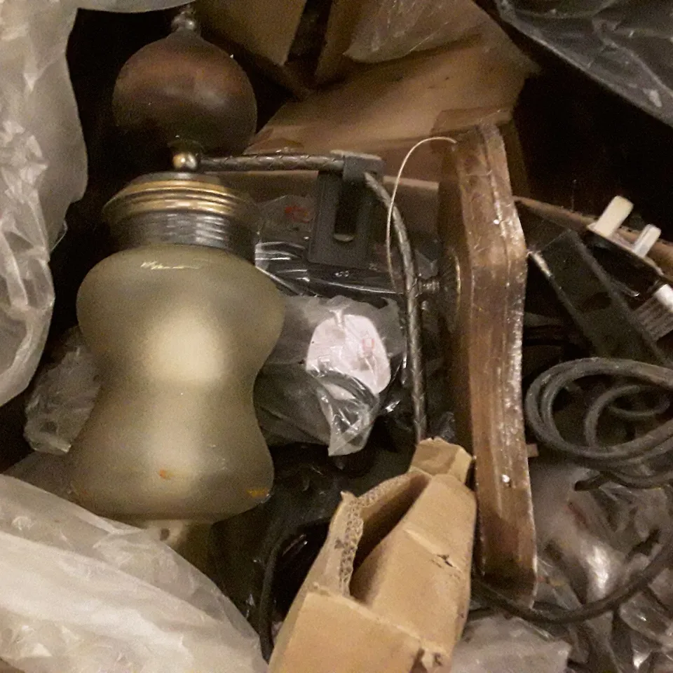 PALLET OF BRAND NEW HOMEWARE STOCK INCLUDING SCONCE LIGHTS, DRAWER KNOBS & TABLE LAMP