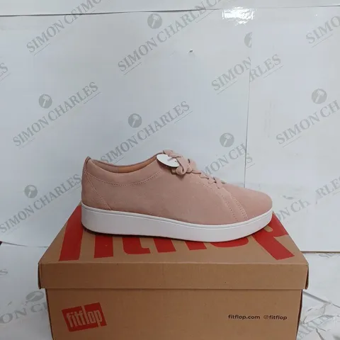 FIT FLOP RALLY SUEDE SNEAKER IN BEIGE - UK 6.5