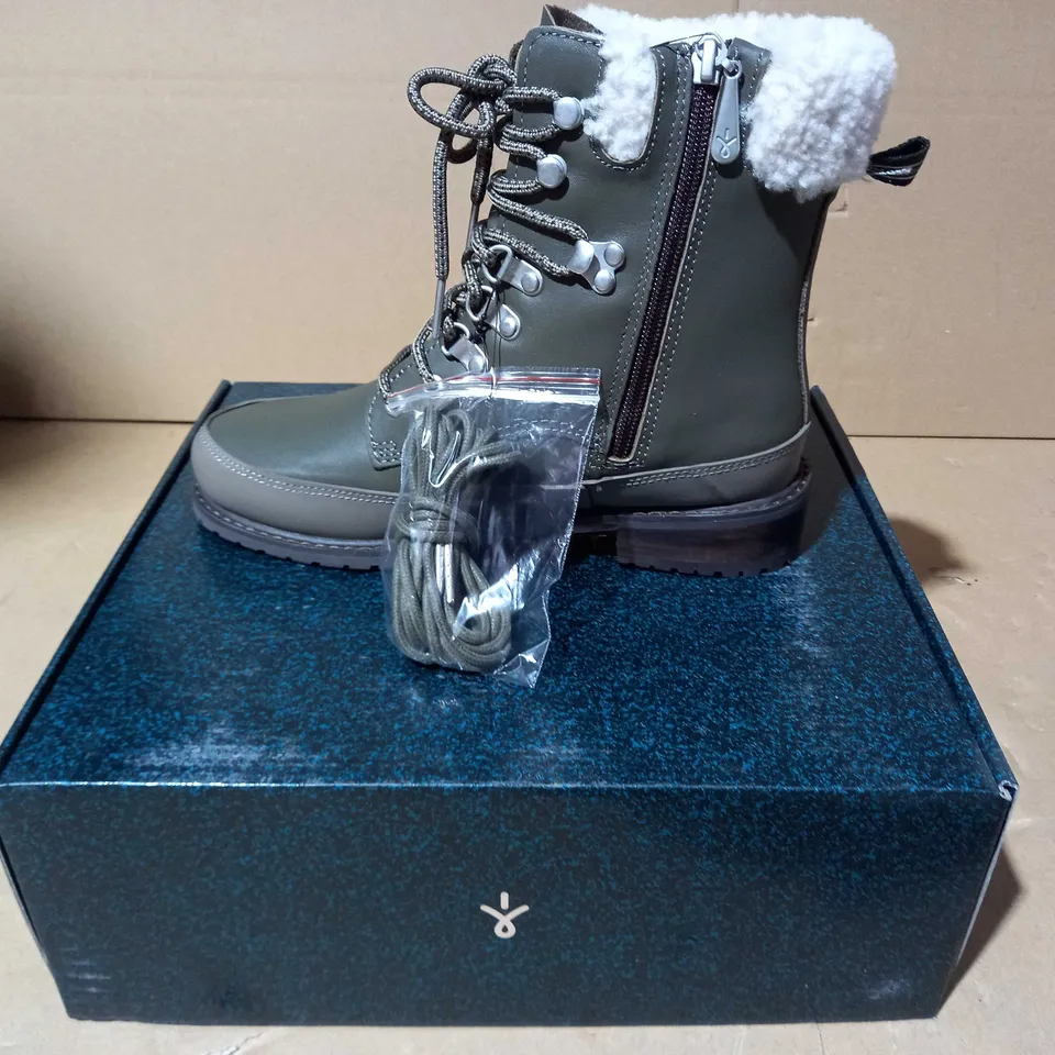 BOXED PAUR OF EMU OKAB FAUX LEATHER BOOTS IN DARK OLIVE UK SIZE 5