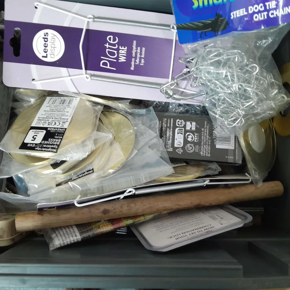 APPROXIMATELY 10 ASSORTED HOUSEHOLD ITEMS TOO INCLUDE, DOG TAIL COAT HOK , HAMMER, VOILE STRAPS  ETC 