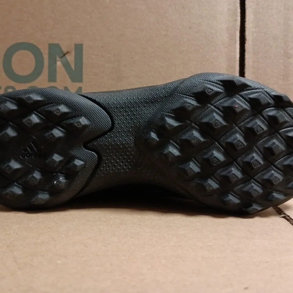 BOXED PAIR OF ADIDAS PREDATOR KID'S SHOES IN BLACK SIZE 10