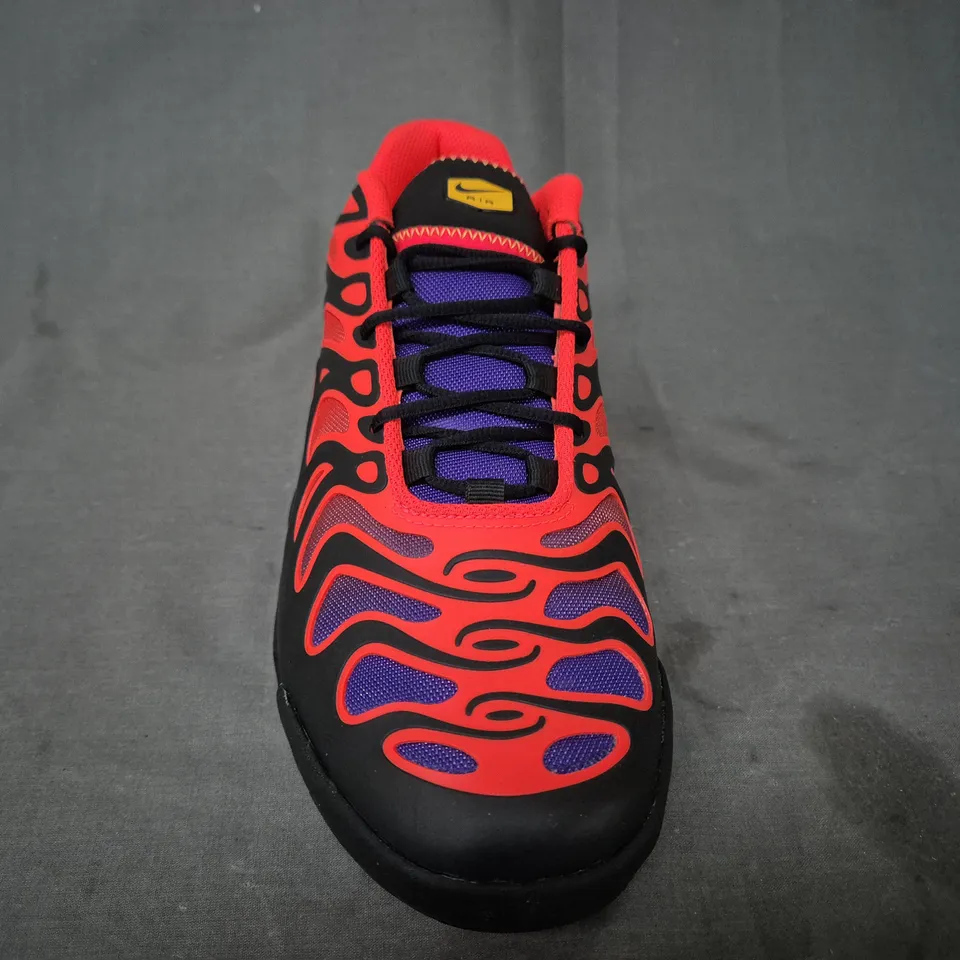 BOXED PAIR OF NIKE AIR MAX PLUS DRIFT SHOES IN BLACK/BRIGHT CRIMSON UK SIZE 9