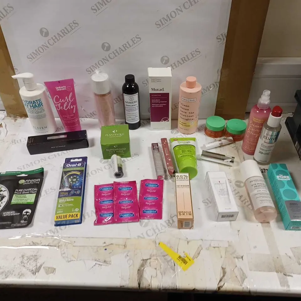 LOT OF APPROXIMATELY 20 HEALTH AND BEAUTY ITEMS TO INCLUDE PASANTE REGULAR CONDOMS, CURLY JELLY, AND ELIZABETH ARDEN EIGHT HOUR CREAM ETC. 
